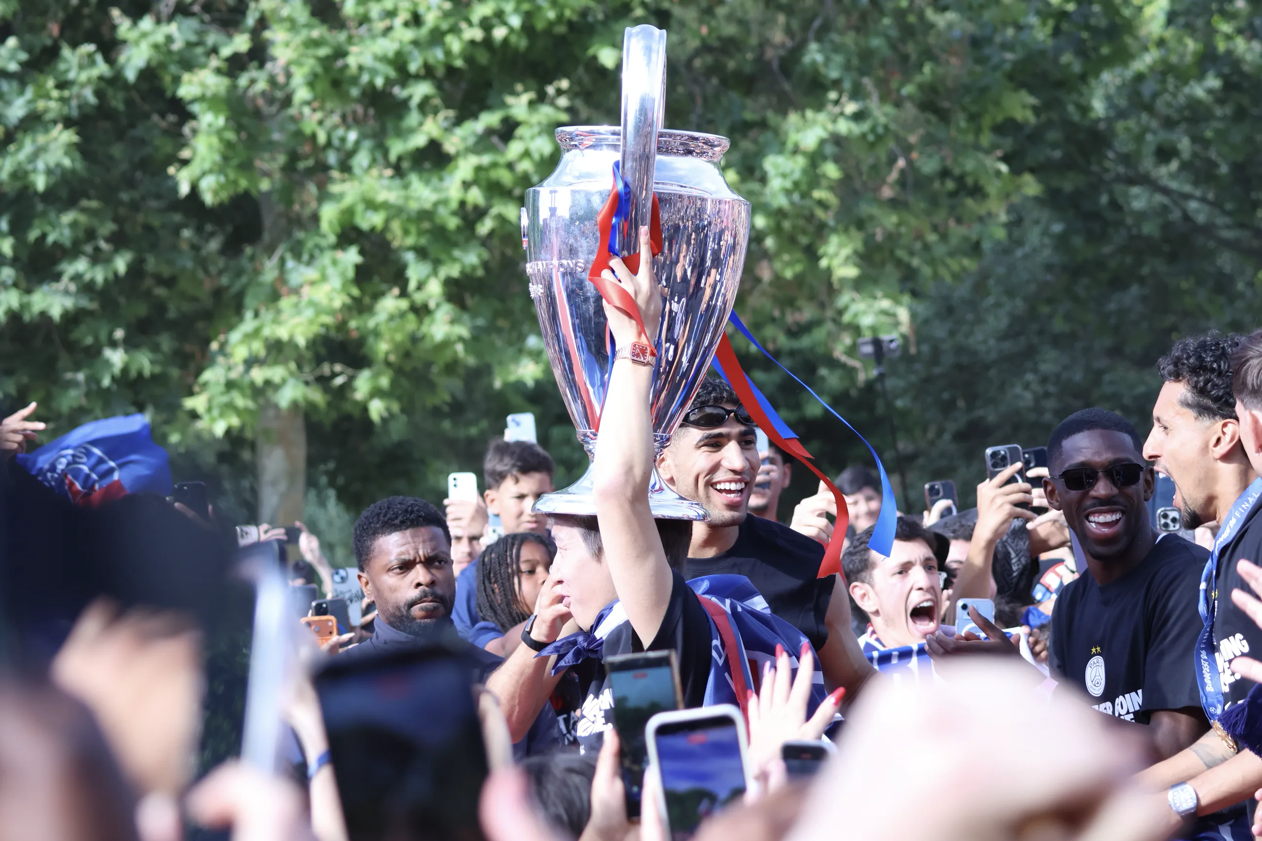 Célébration du PSG avec un trophée au milieu de la foule