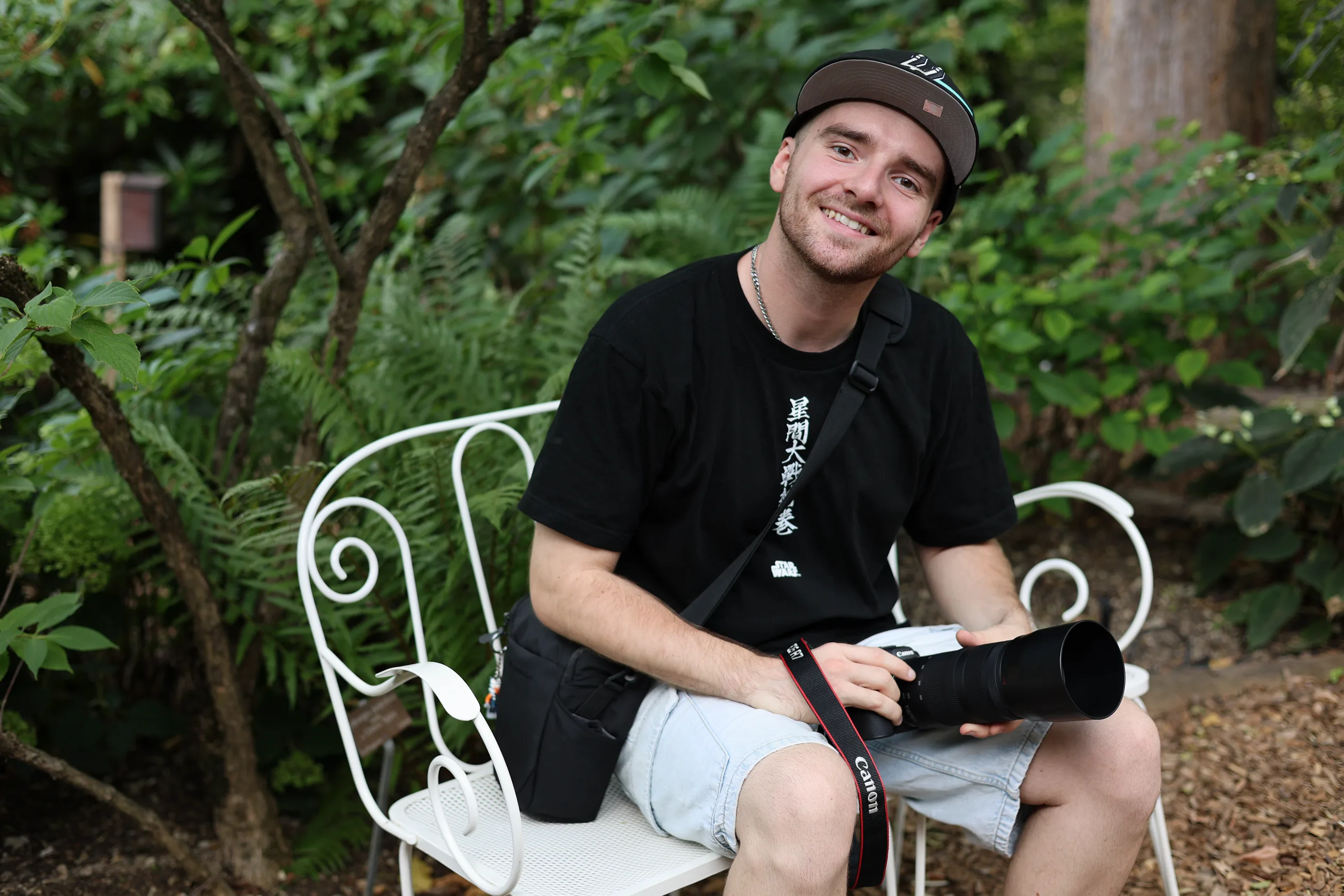 Ian Nicol souriant avec son appareil photo