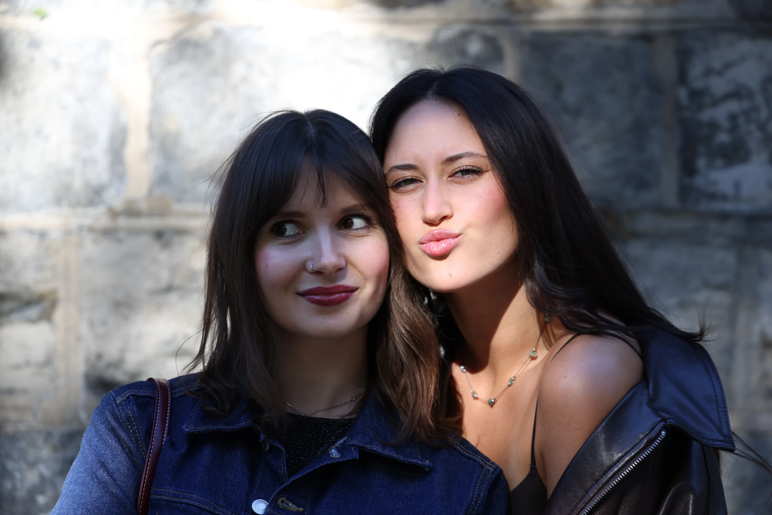 Portrait de deux jeunes femmes en extérieur