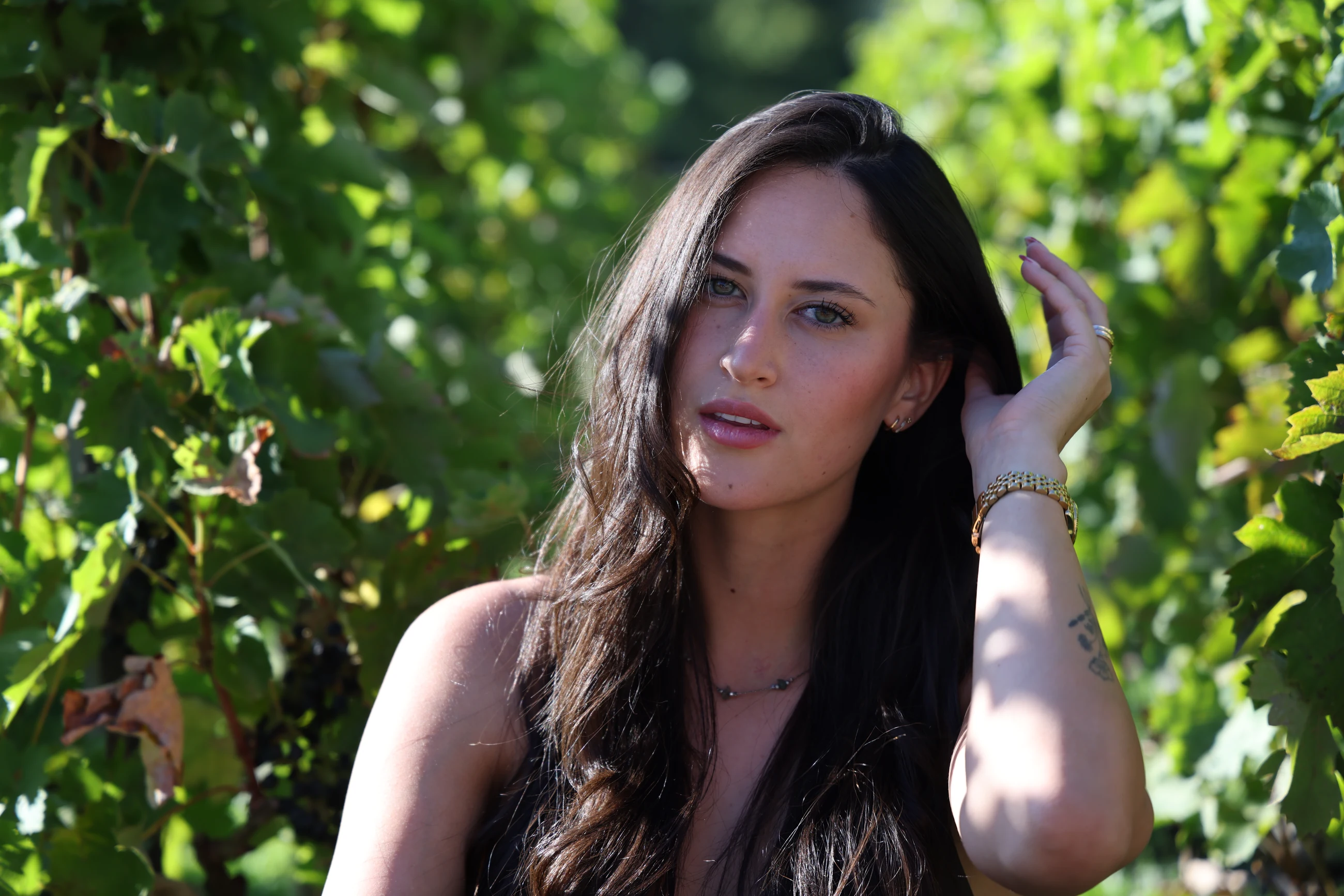 Portrait féminin en lumière naturelle dans la végétation
