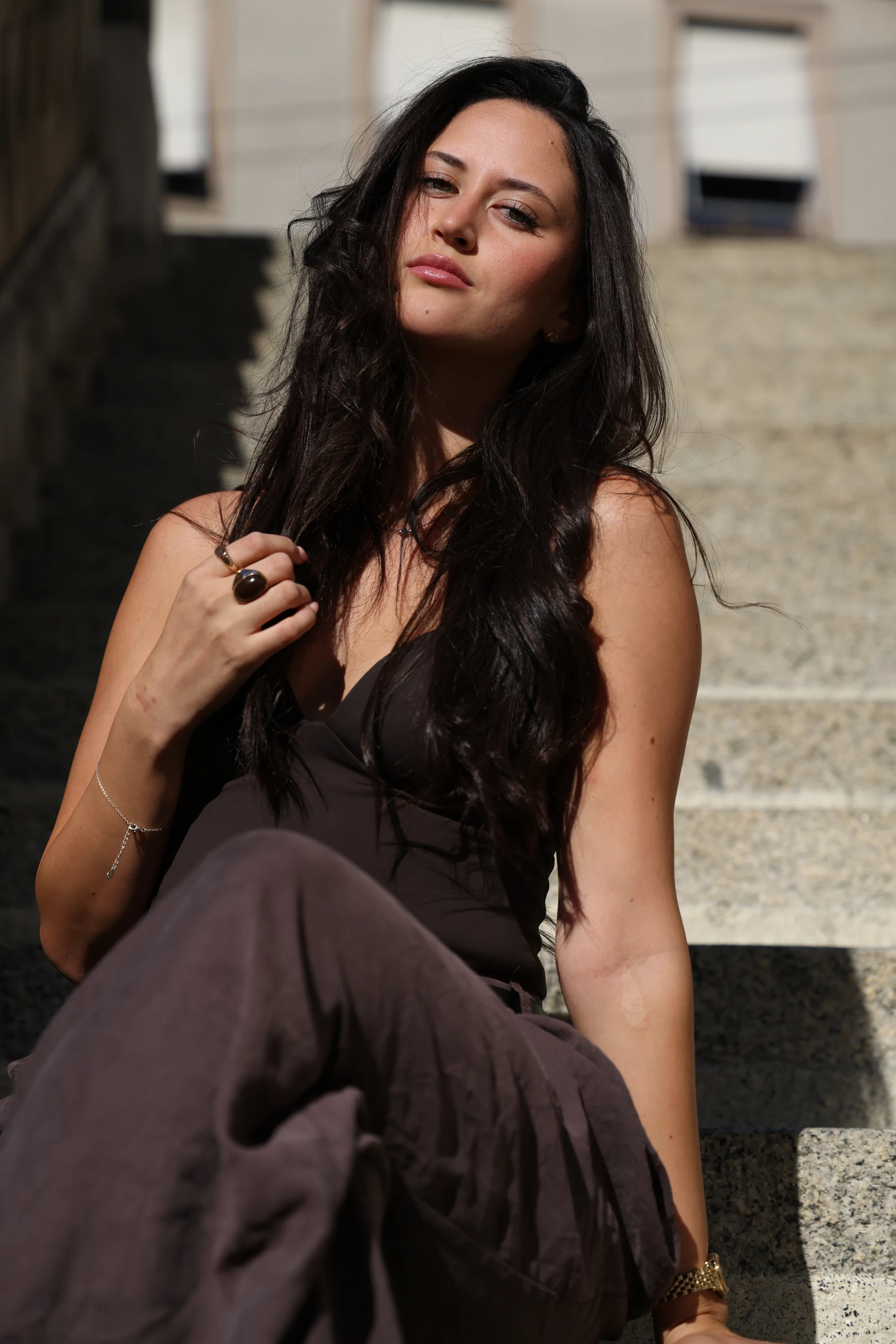 Portrait féminin assis en extérieur