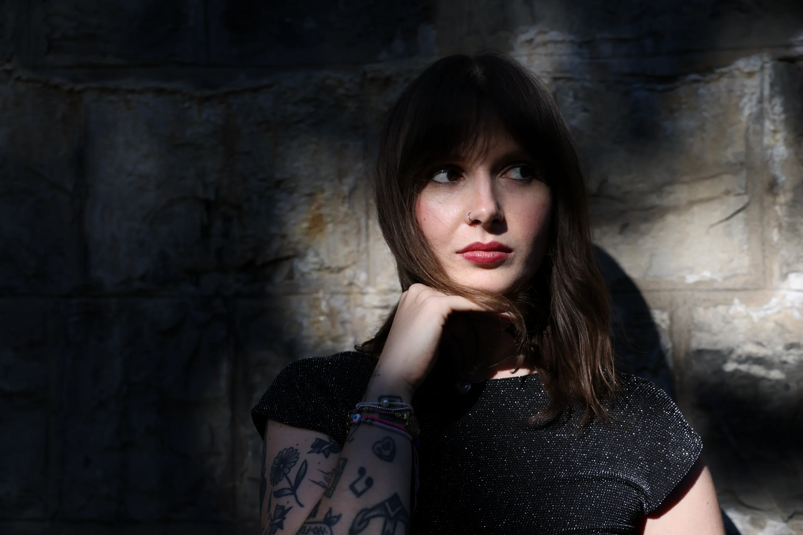 Portrait féminin avec ombres graphiques