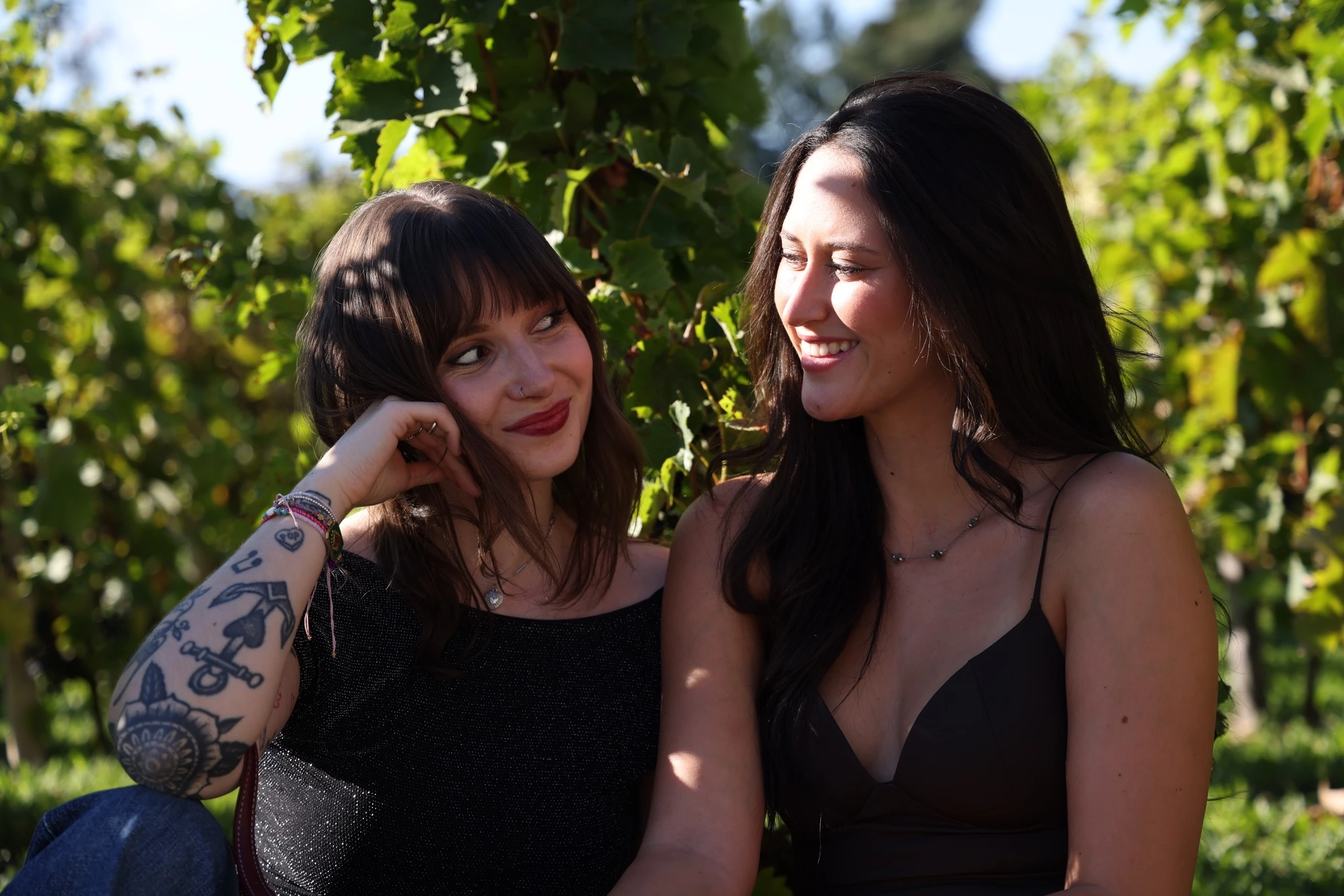 Deux jeunes femmes se regardant avec complicité